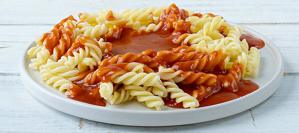 Mittagessen Nudeln mit Tomatensoße