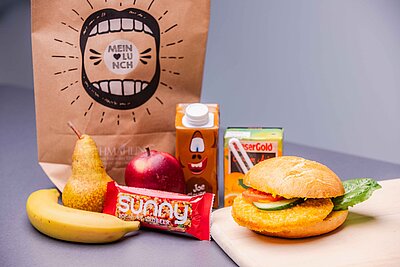 Chickenburger mit weiteren Snacks